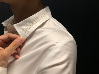 Picture of Bestickung "Golden Mind" auf Bluse gerade geschnitten
