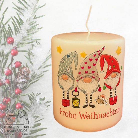 Bild von Weihnachtskerze „Frohe Weihnachten“ – mit liebevoll gestalteten Wichteln 🎅✨
